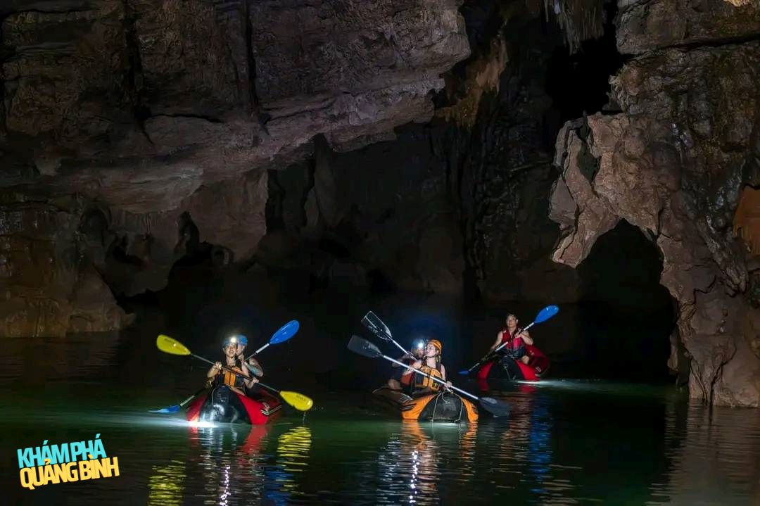 Môn thể thao chèo thuyền kayak khi tham quan Động Nước mà bạn nên thử