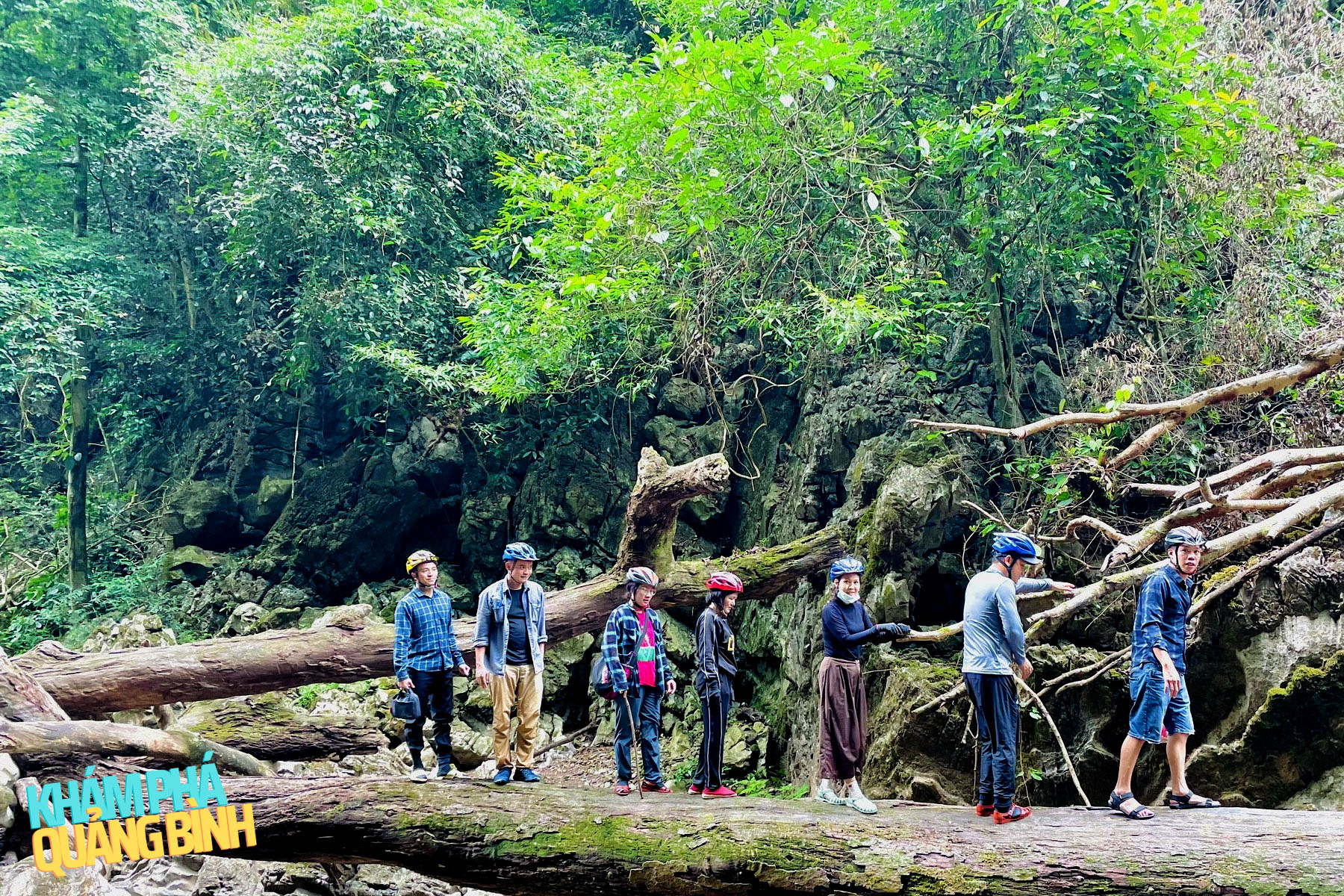 Du khách có thể đi bộ đến ghé thăm Hang Sơn Nữ Quảng Bình.