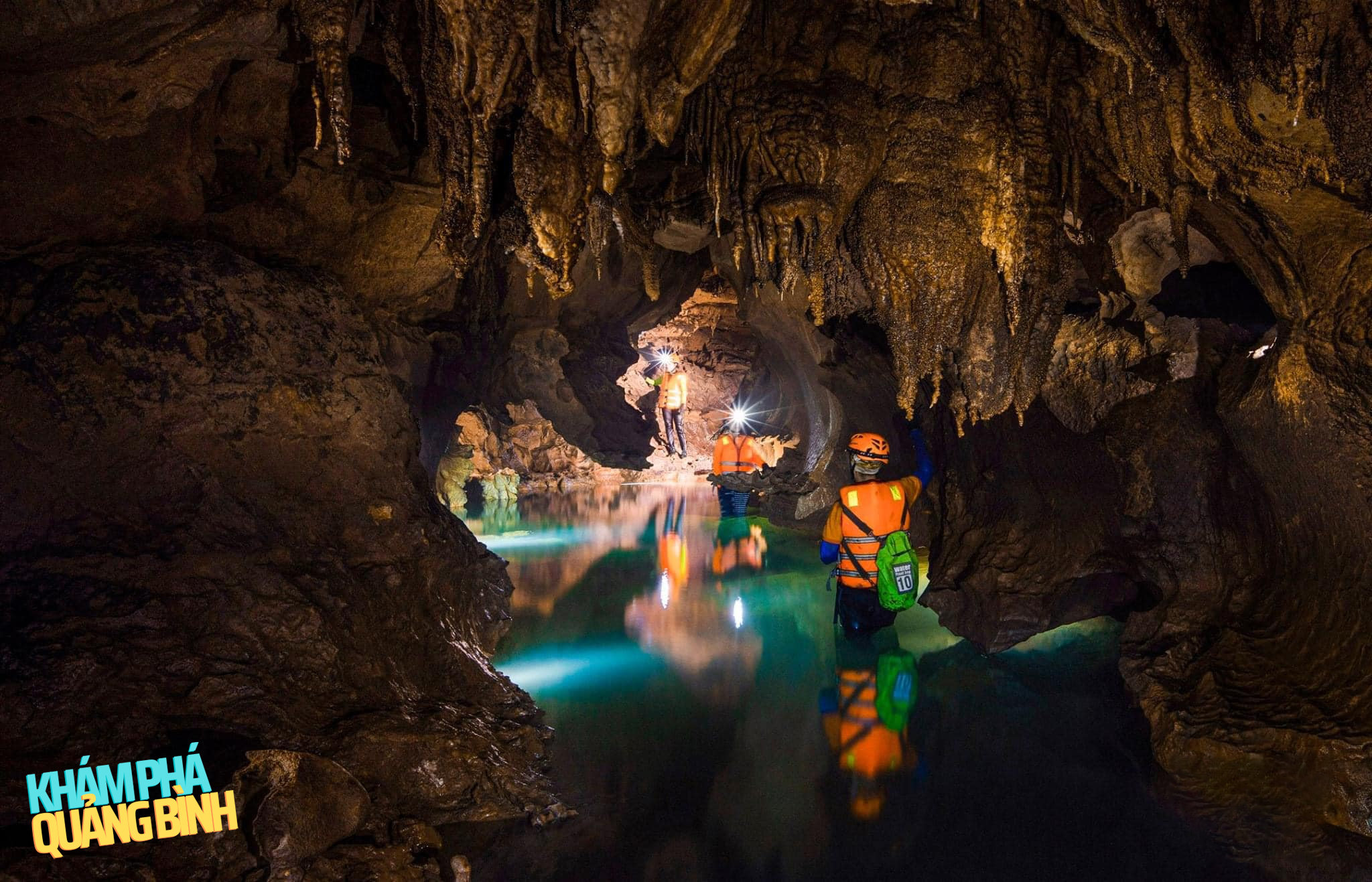 Thạch nhũ bên trong hang động Chà Lòi.